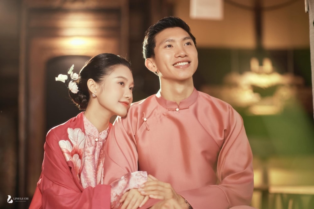 Doan van hau va doan hai my rang ngoi hanh phuc trong dam cuoi tren san bong hinh anh 7