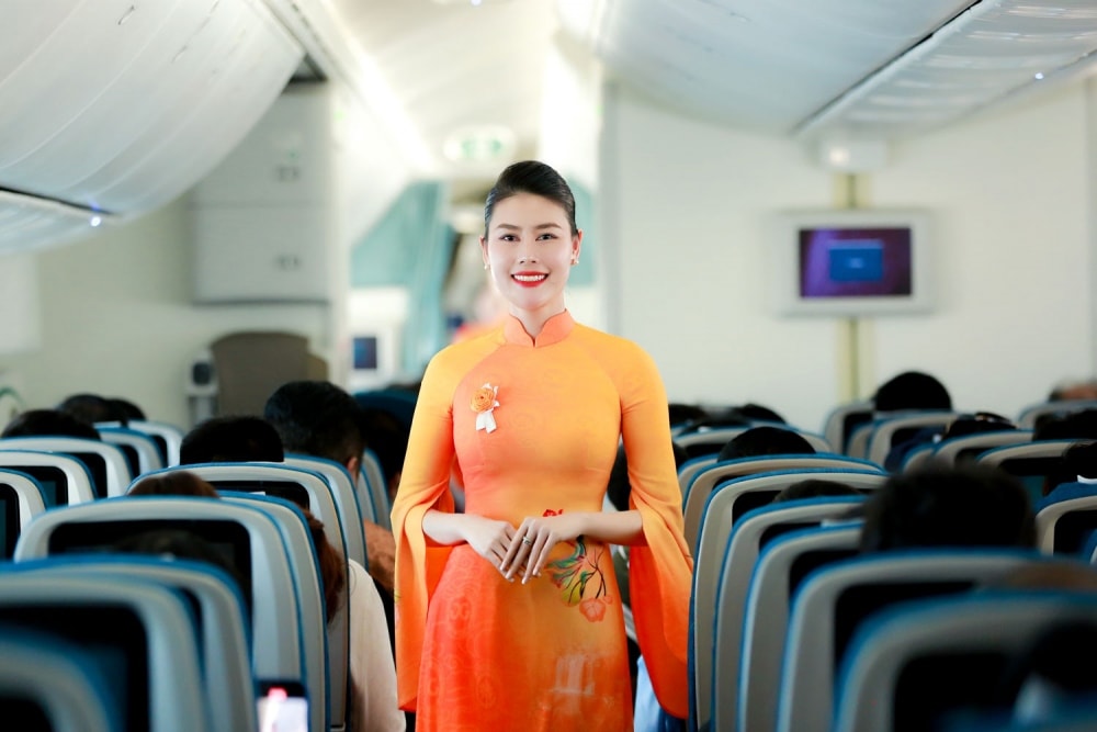 trinh dien ao dai o do cao tren 10.000m hinh anh 2