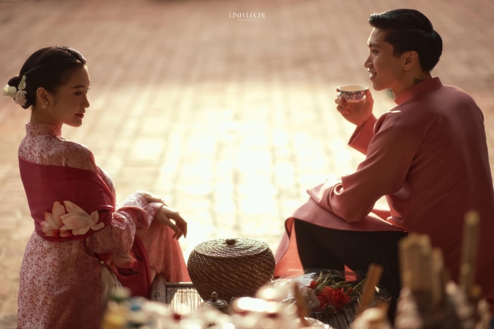Doan van hau va doan hai my rang ngoi hanh phuc trong dam cuoi tren san bong hinh anh 8