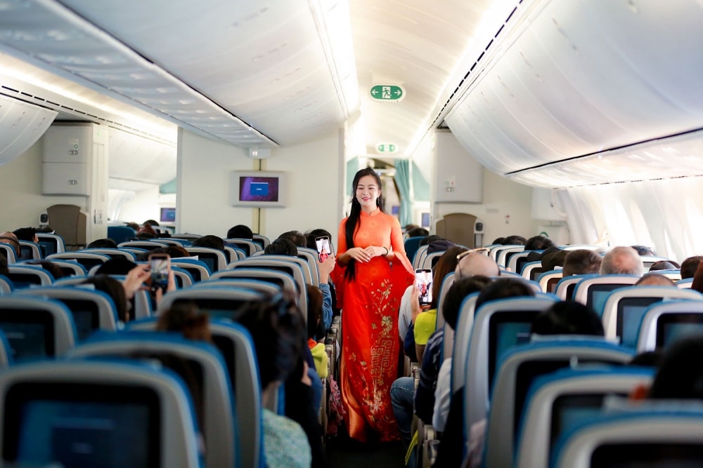 trinh dien ao dai o do cao tren 10.000m hinh anh 4