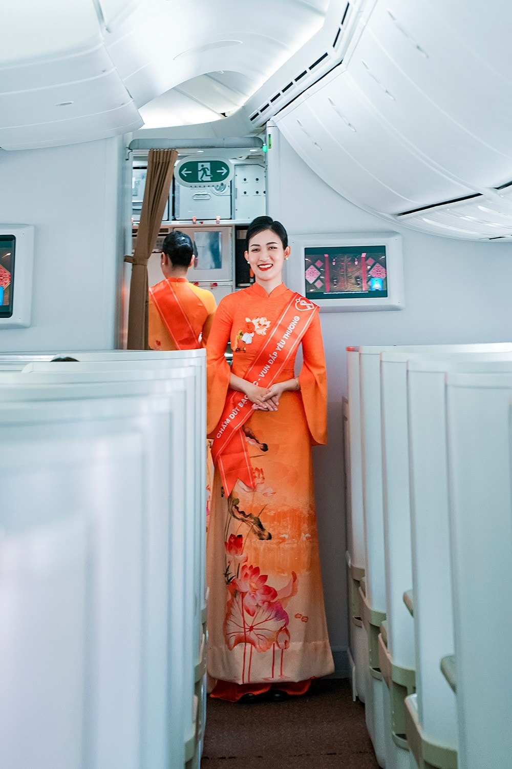 trinh dien ao dai o do cao tren 10.000m hinh anh 3