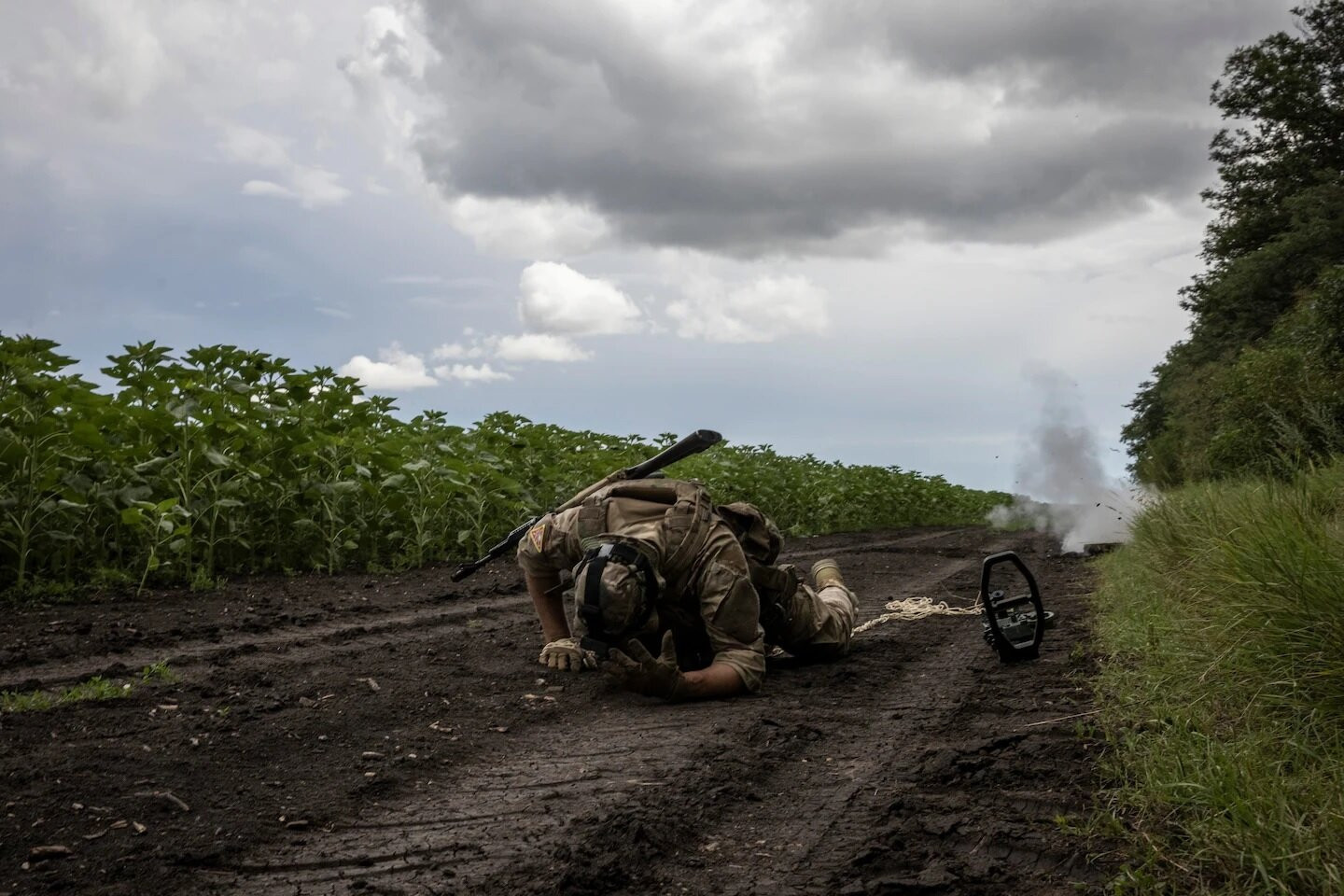 Lính Ukraine dò phá mìn trong một cuộc diễn tập.