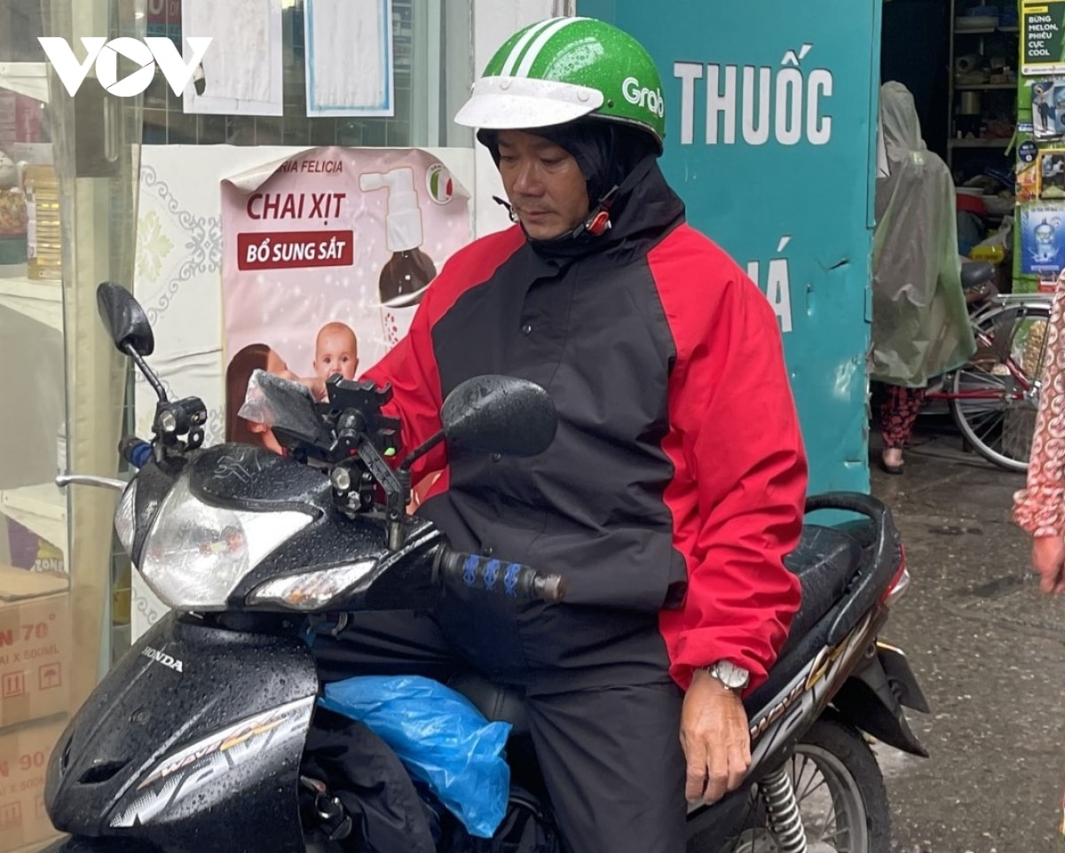 nguoi ha noi trong cai ret dau dong sau nhieu ngay nong buc hinh anh 11
