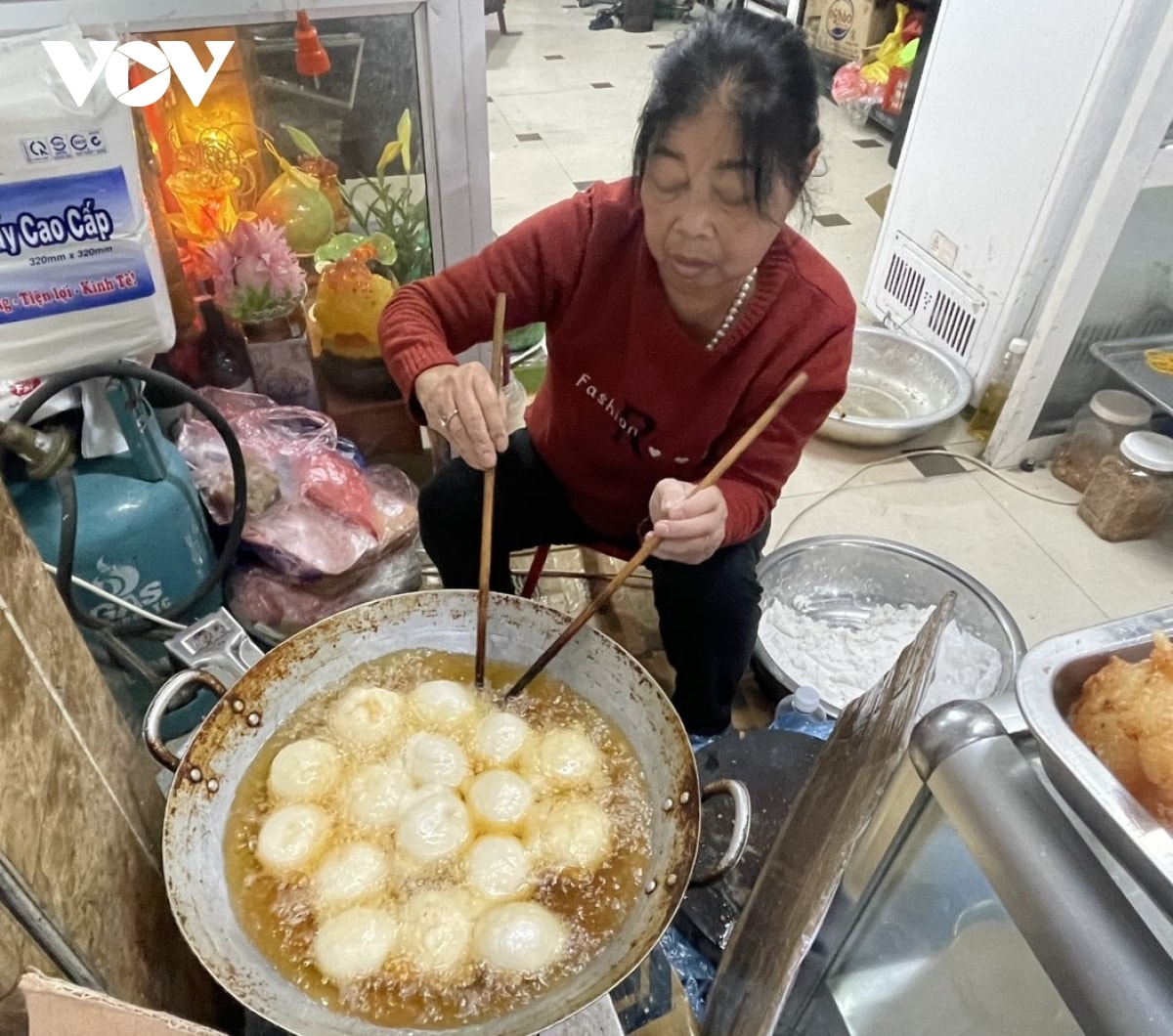 nguoi ha noi trong cai ret dau dong sau nhieu ngay nong buc hinh anh 12