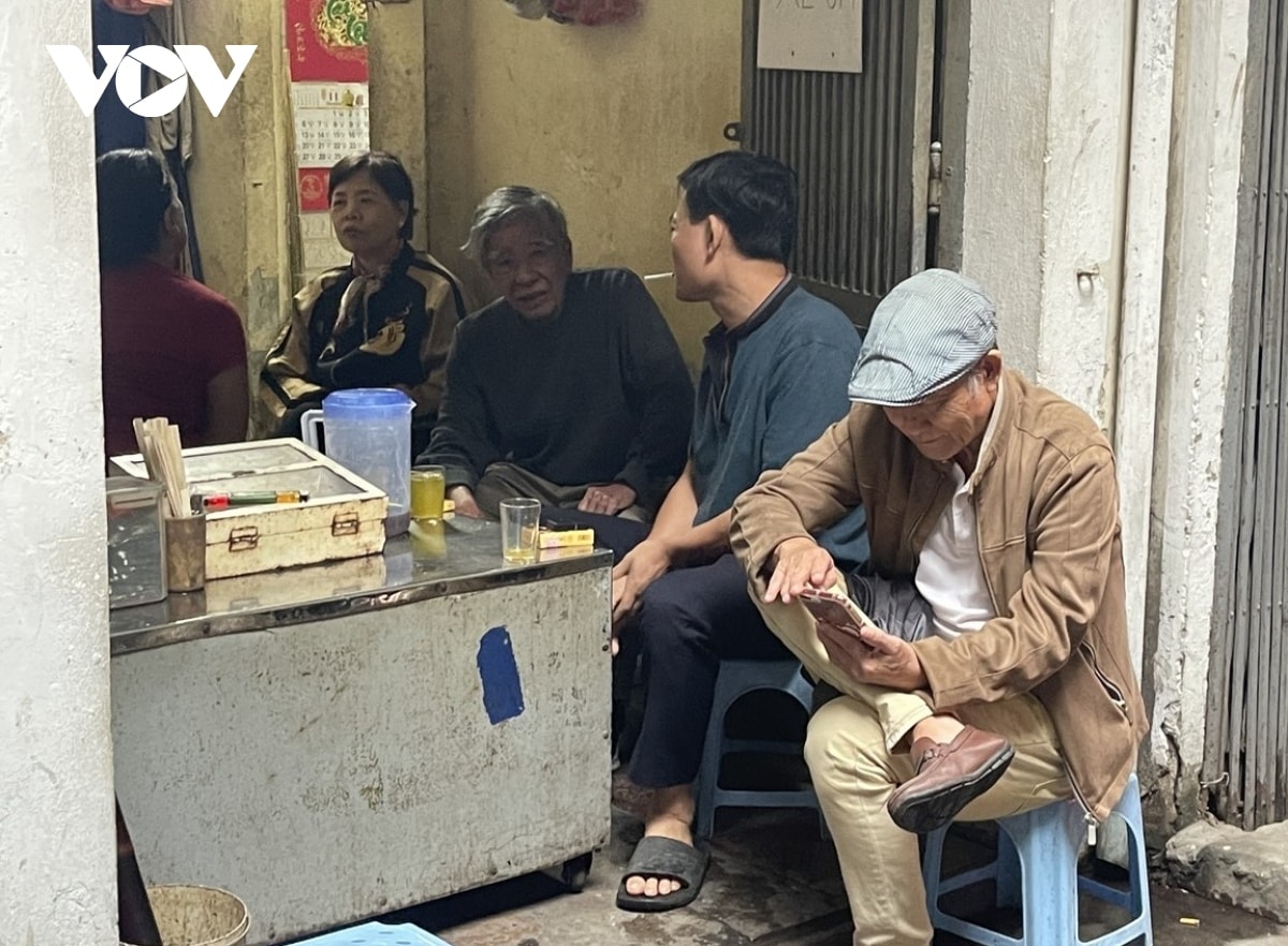 nguoi ha noi trong cai ret dau dong sau nhieu ngay nong buc hinh anh 13