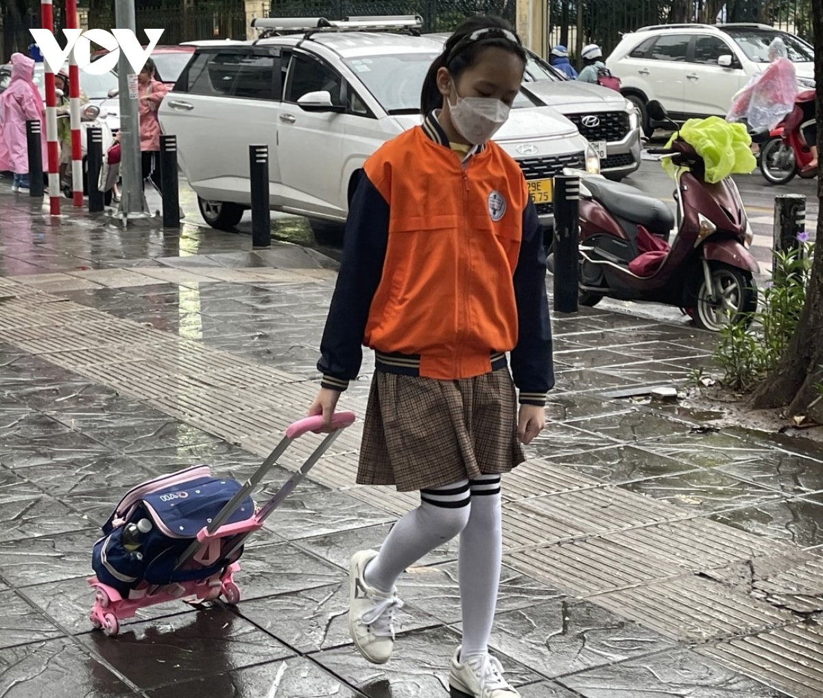 nguoi ha noi trong cai ret dau dong sau nhieu ngay nong buc hinh anh 17