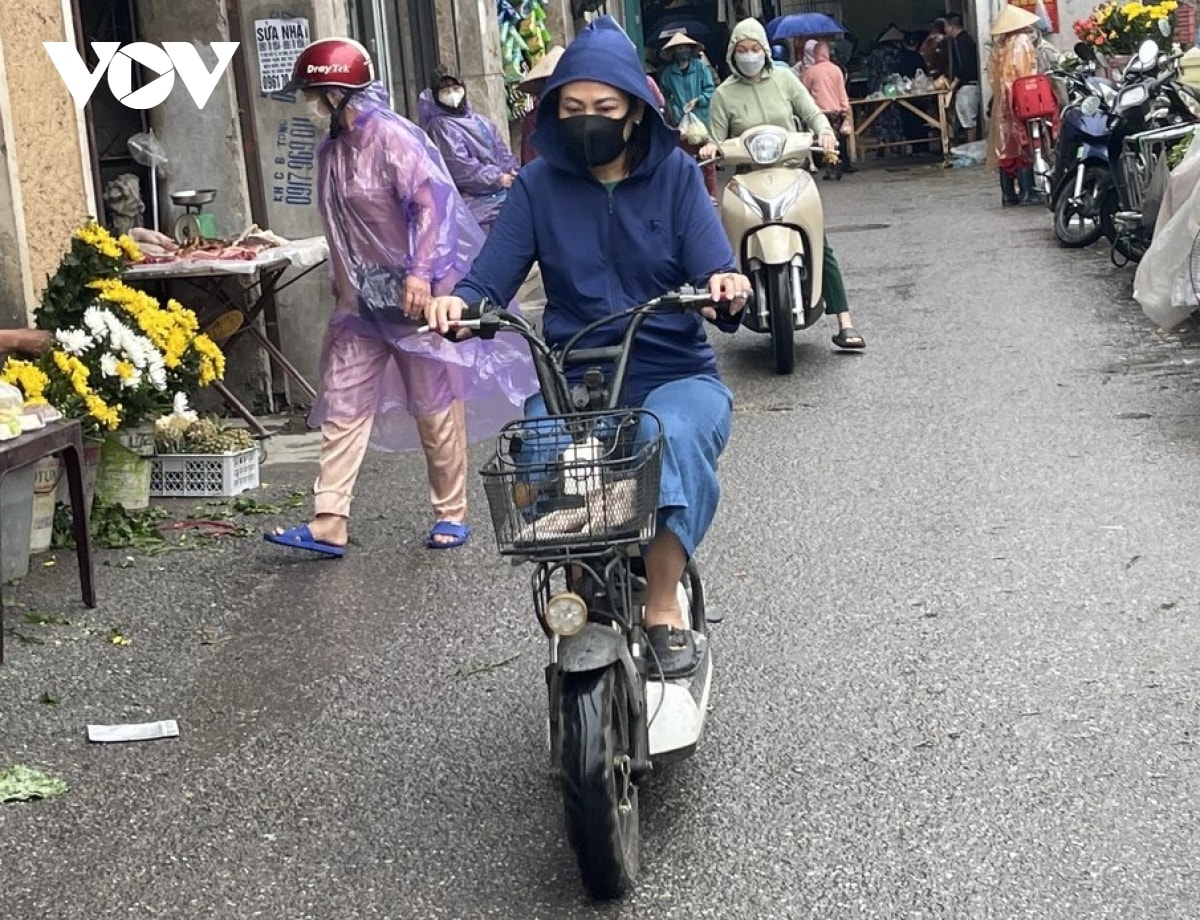 nguoi ha noi trong cai ret dau dong sau nhieu ngay nong buc hinh anh 1