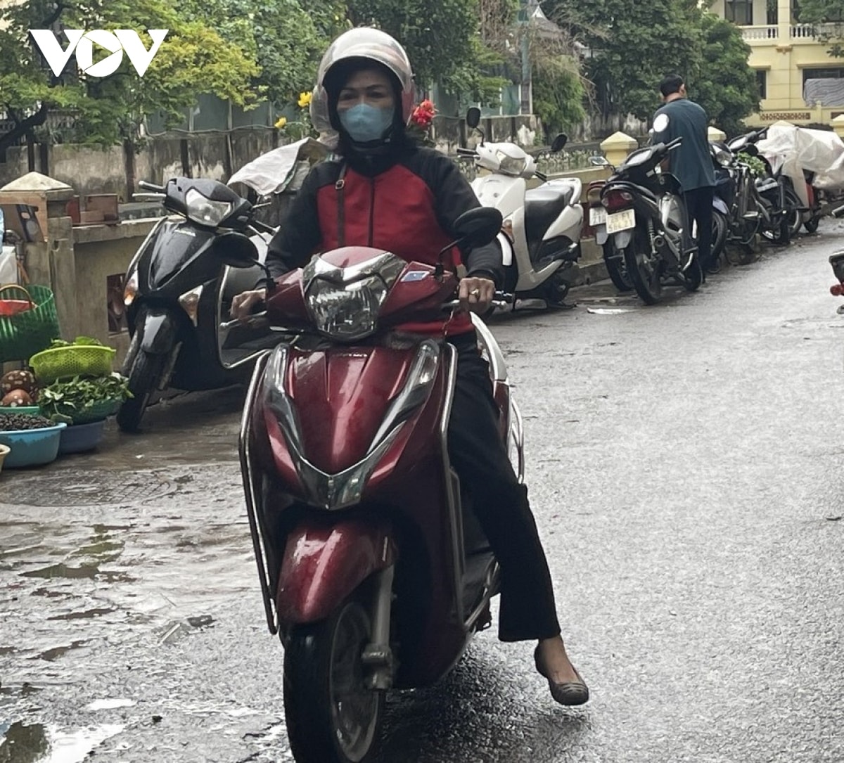nguoi ha noi trong cai ret dau dong sau nhieu ngay nong buc hinh anh 2