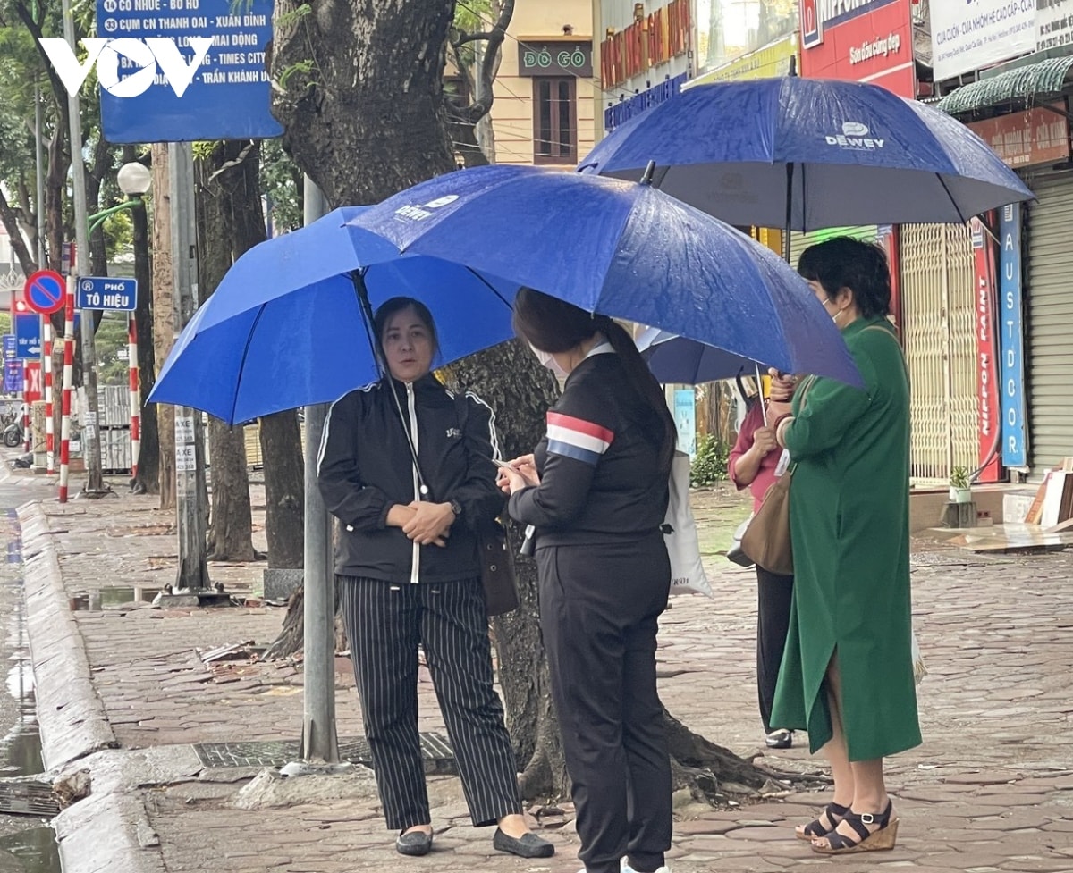 nguoi ha noi trong cai ret dau dong sau nhieu ngay nong buc hinh anh 4