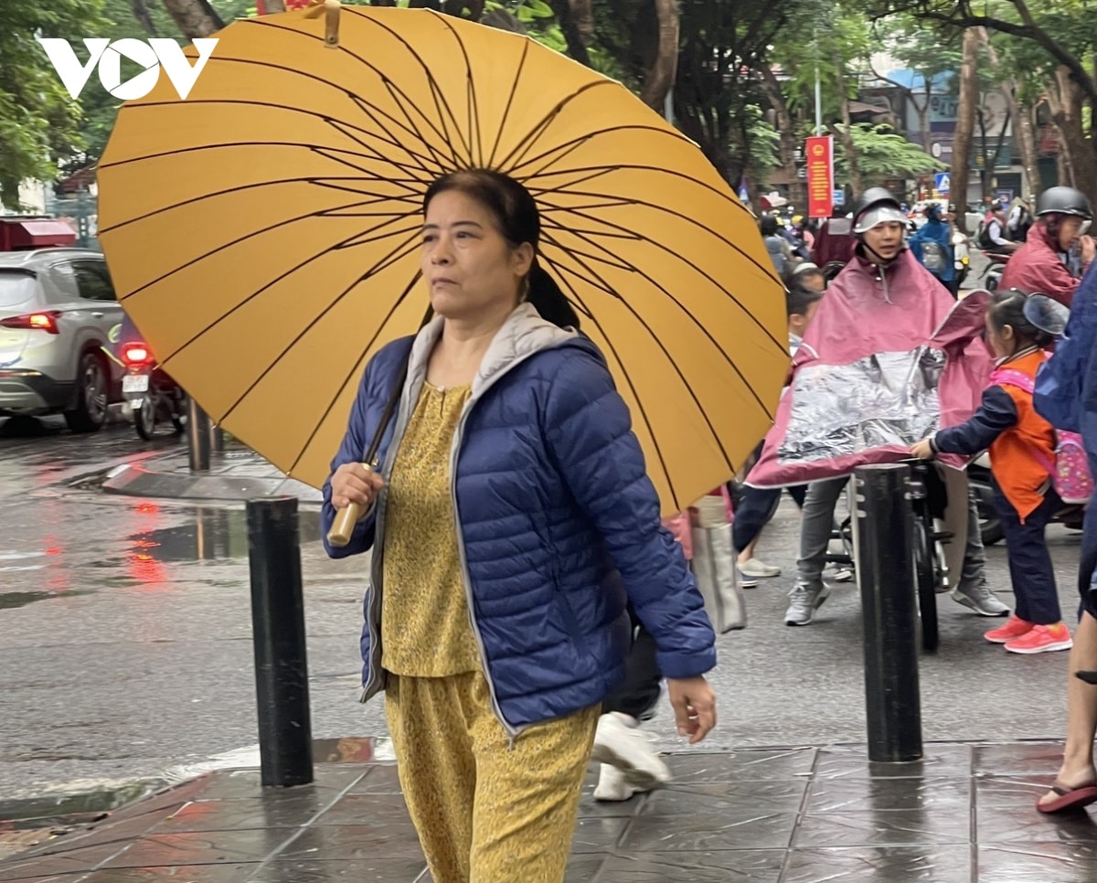 nguoi ha noi trong cai ret dau dong sau nhieu ngay nong buc hinh anh 7