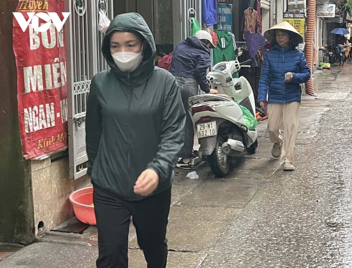nguoi ha noi trong cai ret dau dong sau nhieu ngay nong buc hinh anh 8