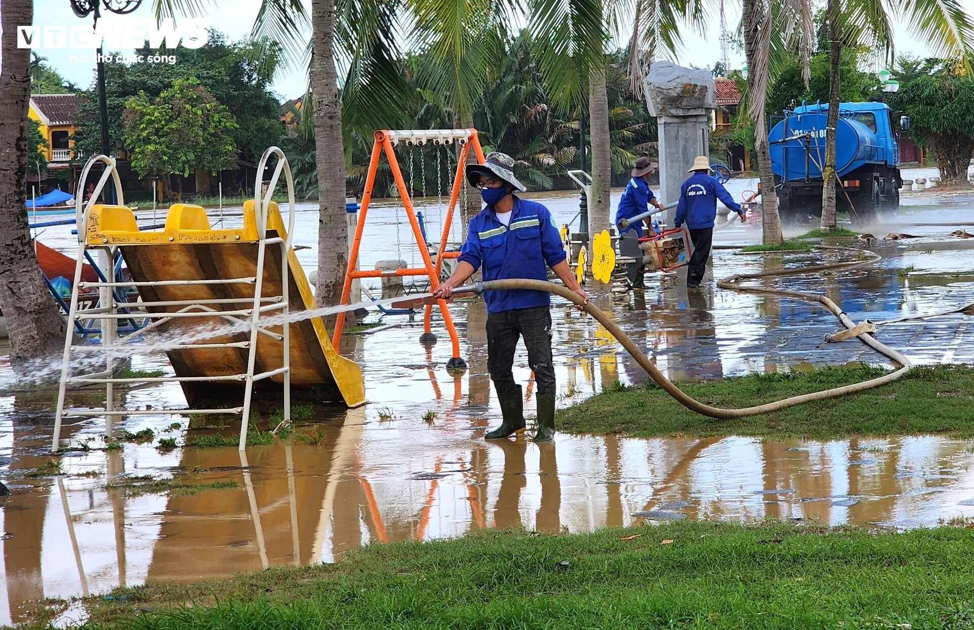 Lũ rút, dân phố cổ Hội An hối hả dọn bùn non để sớm đón du khách - 11