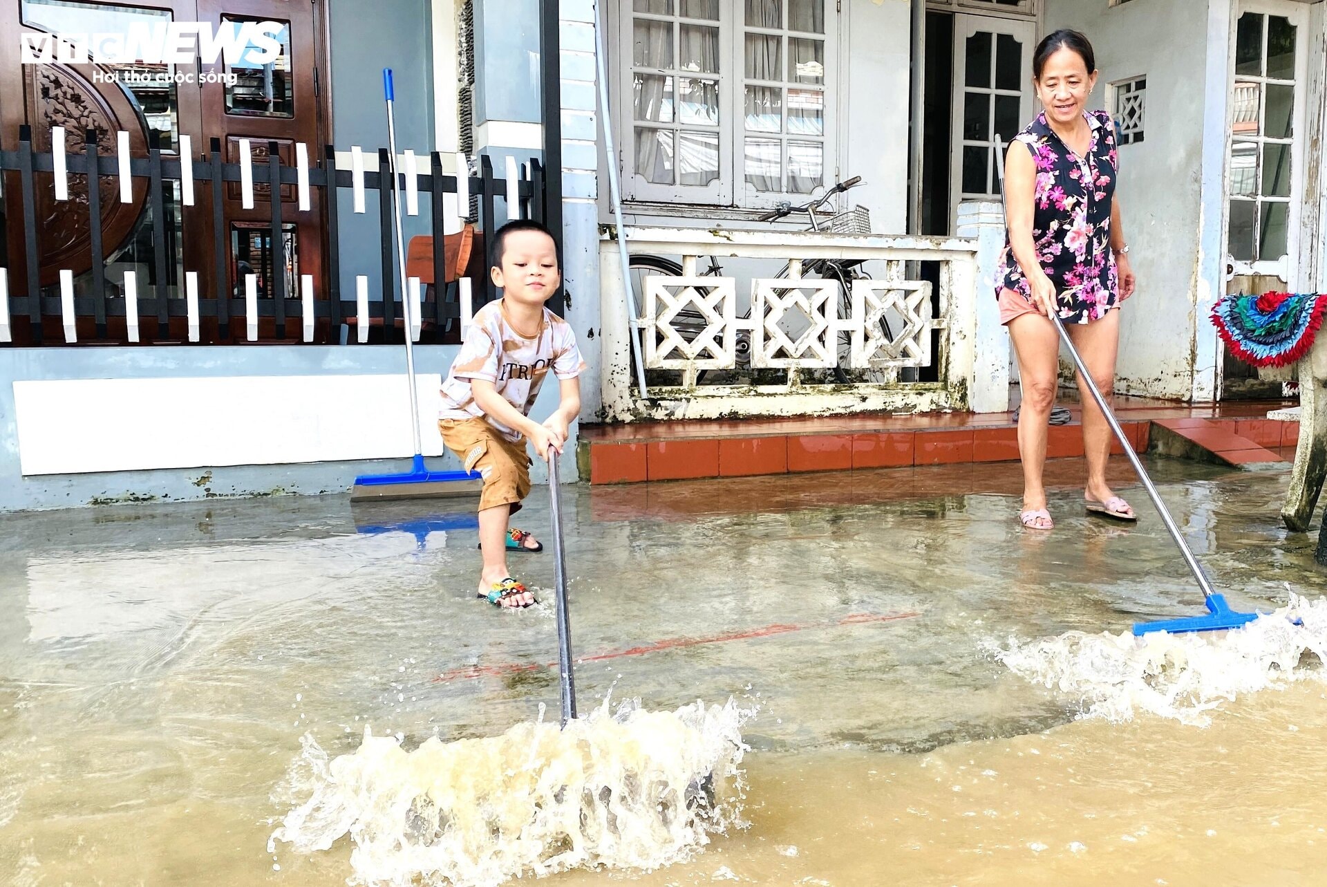 Lũ rút, dân phố cổ Hội An hối hả dọn bùn non để sớm đón du khách - 7