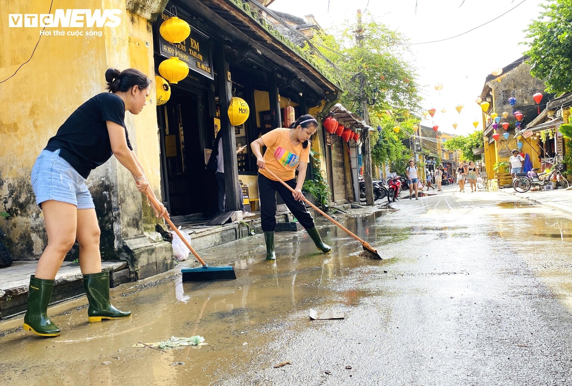 Lũ rút, dân phố cổ Hội An hối hả dọn bùn non để sớm đón du khách - 8