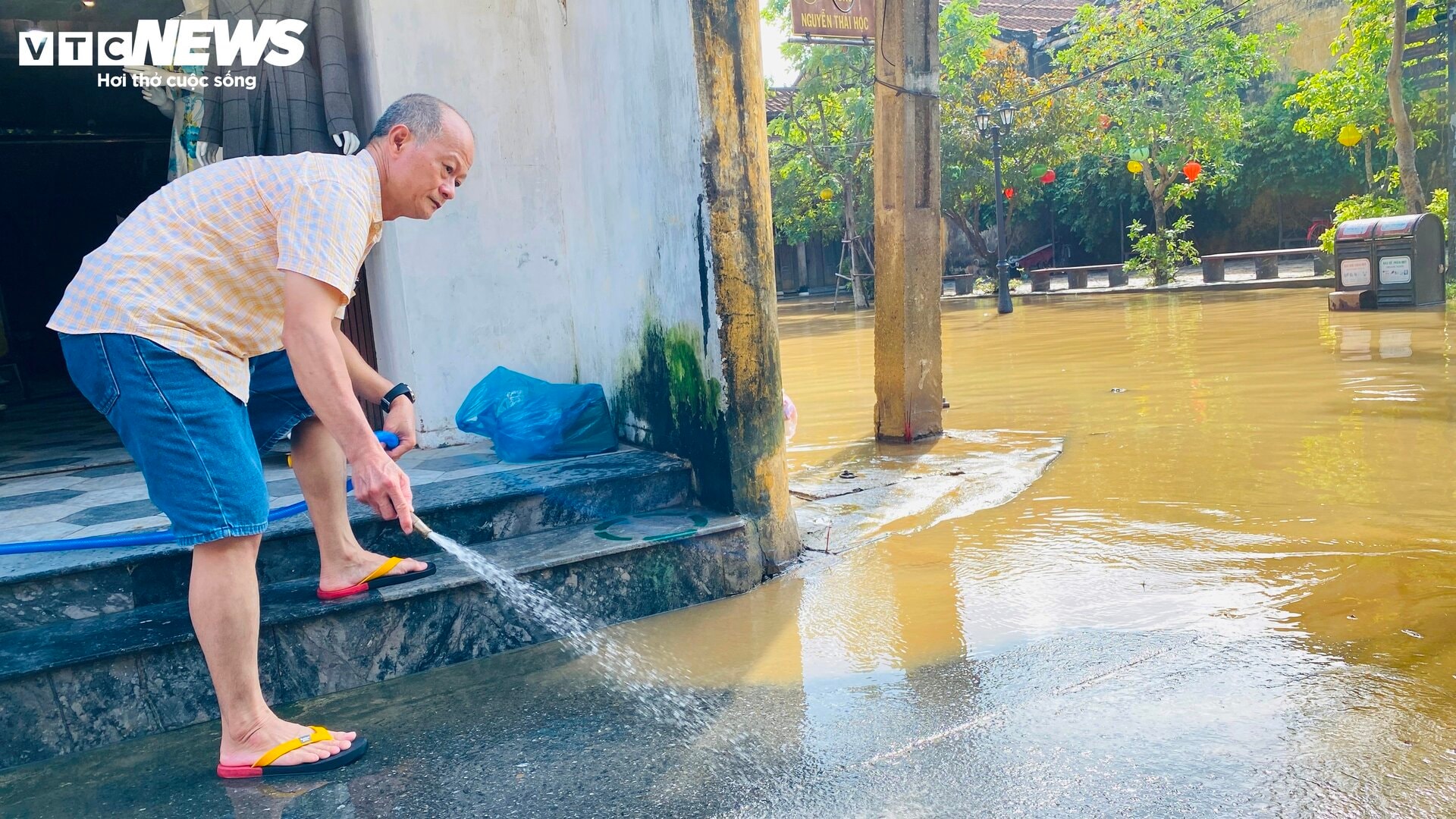 Lũ rút, dân phố cổ Hội An hối hả dọn bùn non để sớm đón du khách - 9