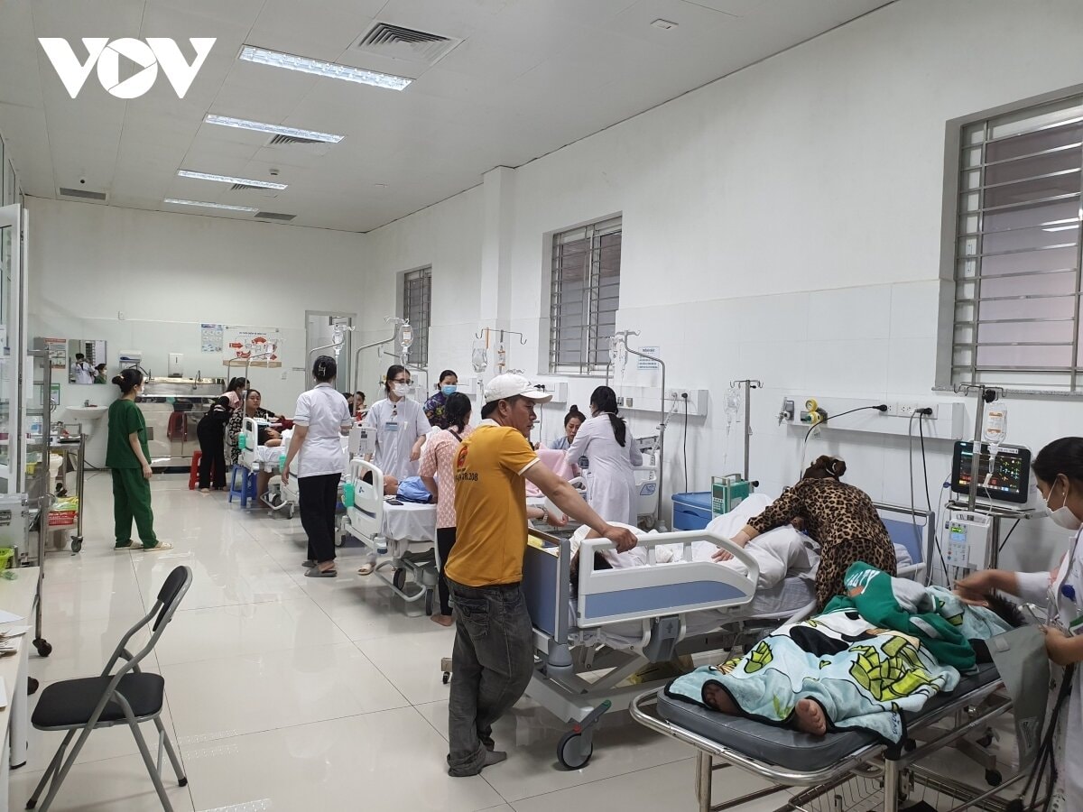 Ngộ độc tập thể ở Kiên Giang, hơn 50 học sinh tiểu học phải nhập viện cấp cứu.