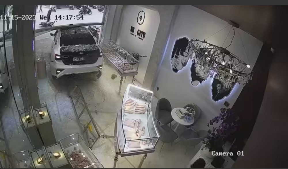 nữ tài xế lùi xe trúng nhân viên bảo vệ, lao vào cửa hàng trang sức ở hải phòng hình ảnh 1 nu tai xe lui xe trung nhan vien bao ve, lao vao cua hang trang suc o hai phong hinh anh 1