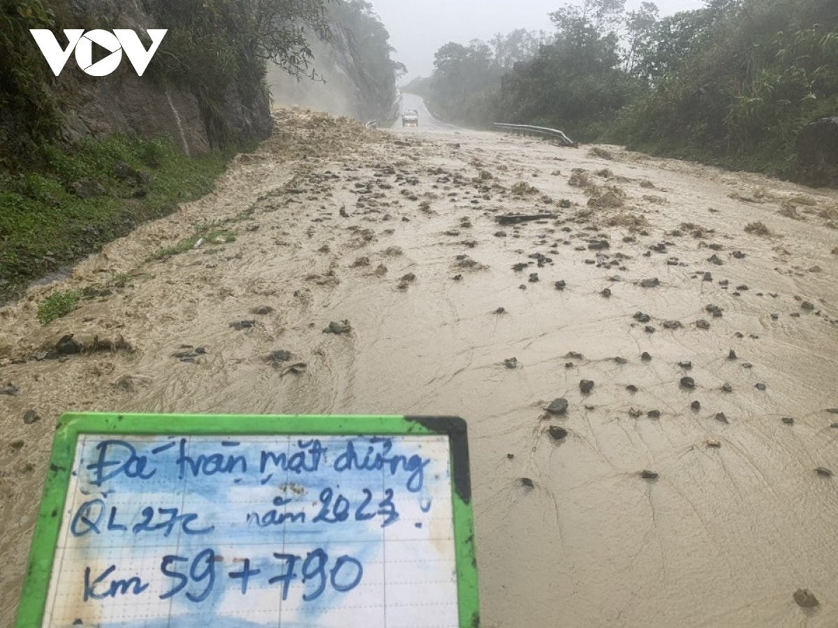 quoc lo 27c qua deo khanh le noi nha trang-Da lat sat lo, chia cat giao thong hinh anh 1
