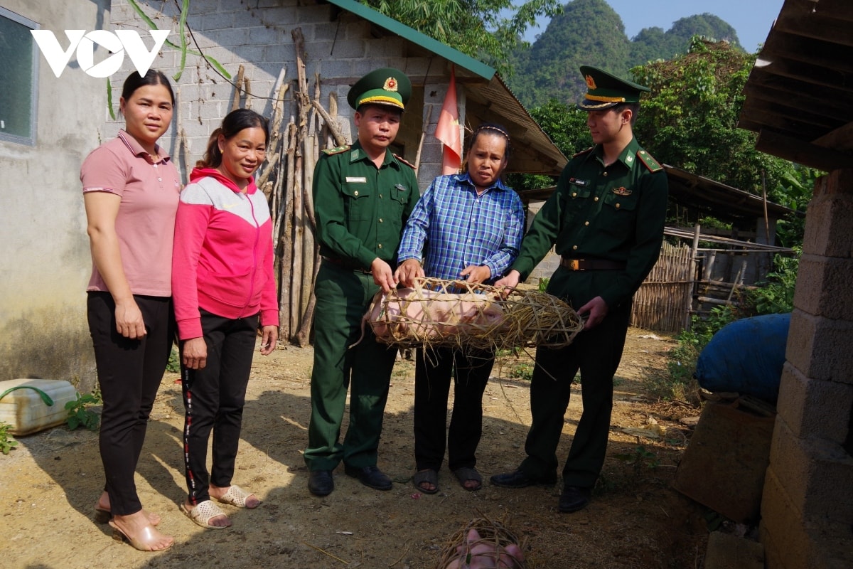 bo doi bien phong cao bang - giup dan la tu giup chinh minh hinh anh 2