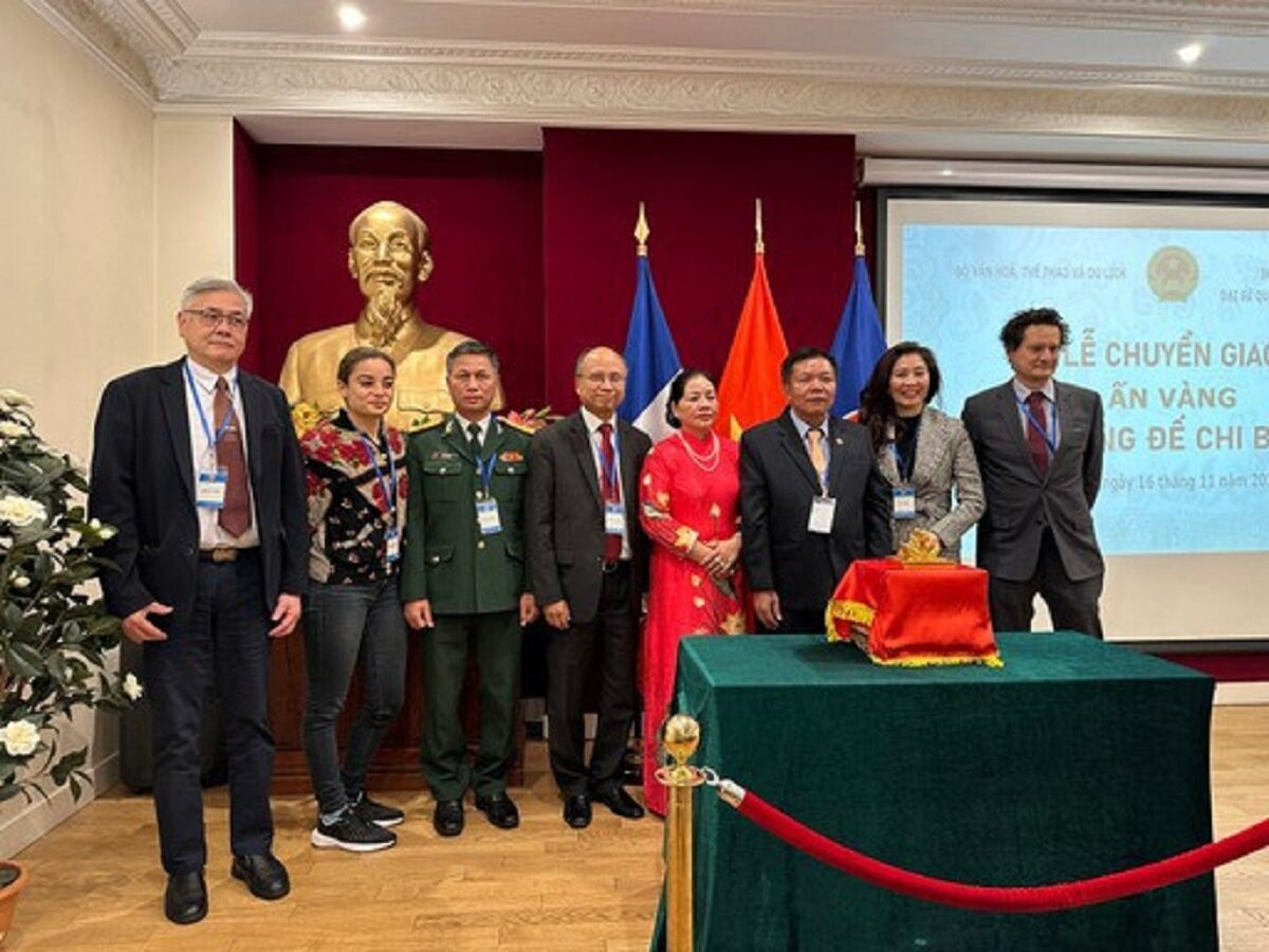 Đoàn Việt Nam và đại diện Bộ Ngoại giao Pháp, đại diện UNESCO chứng kiến buổi lễ chuyển giao ấn vàng Hoàng đế chi bảo cho Việt Nam.