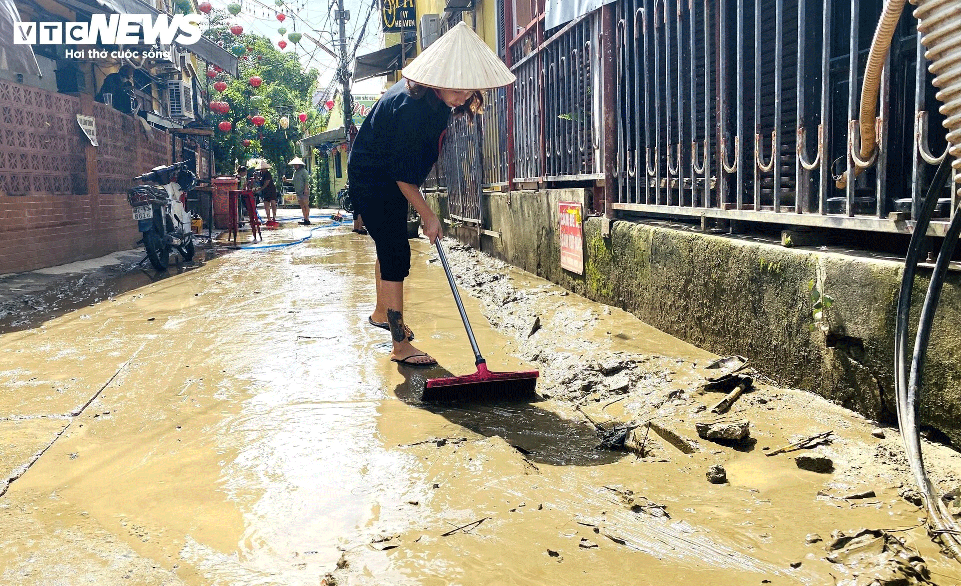 nguoi dan pho co hoi an quay cuong don bun non sau 2 tran lu lien tiep hinh anh 10