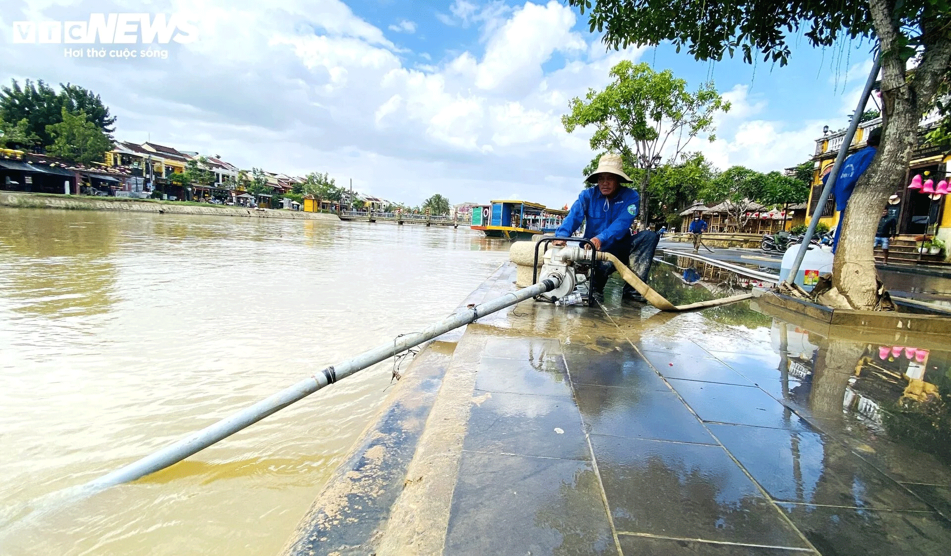 nguoi dan pho co hoi an quay cuong don bun non sau 2 tran lu lien tiep hinh anh 3