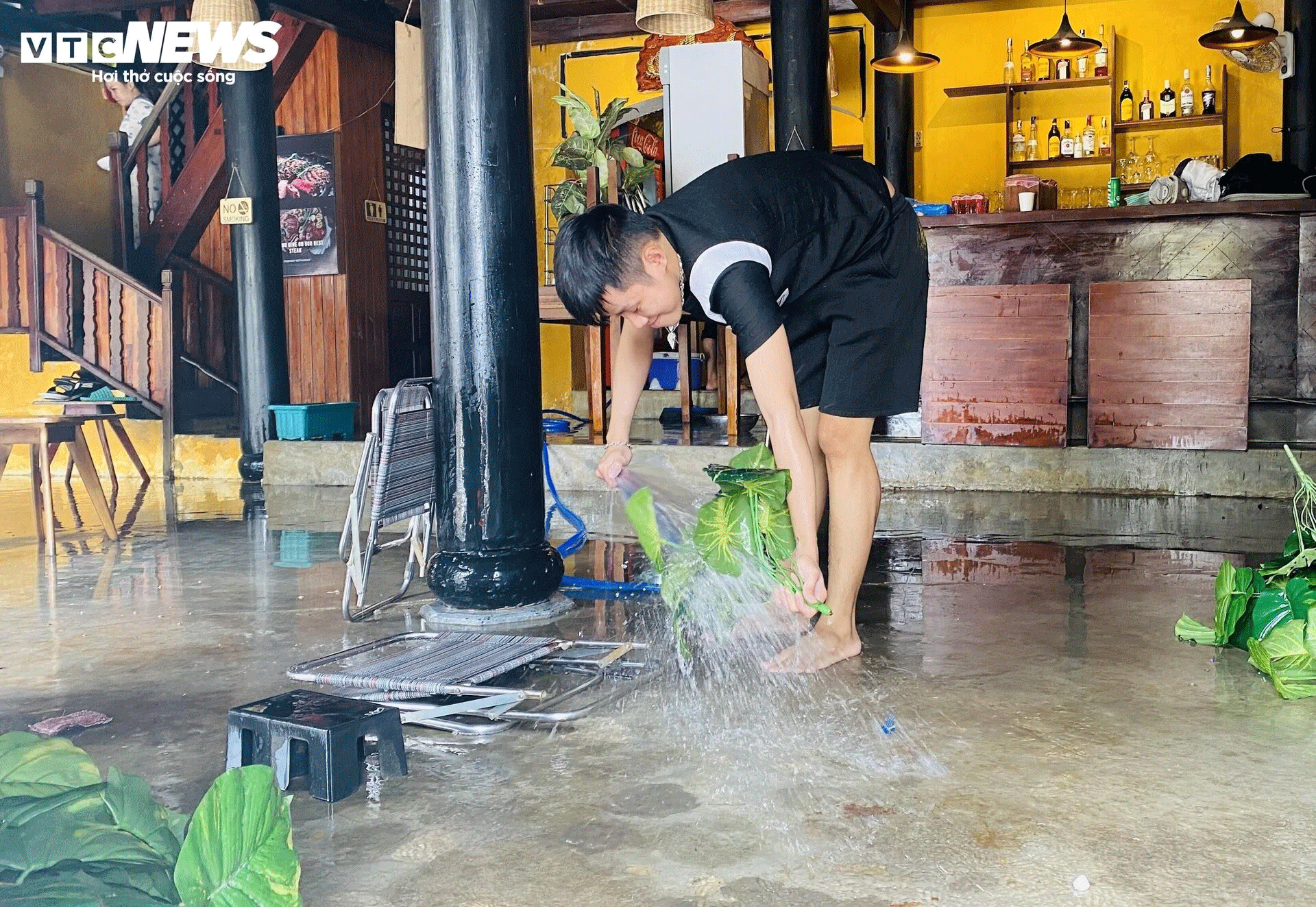 nguoi dan pho co hoi an quay cuong don bun non sau 2 tran lu lien tiep hinh anh 9