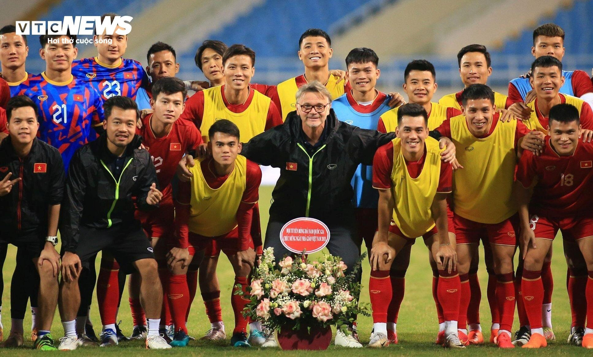 Đội tuyển Việt Nam tặng hoa cho HLV Troussier nhân dịp ngày nhà giáo 20/11. (Ảnh: Văn Hải)