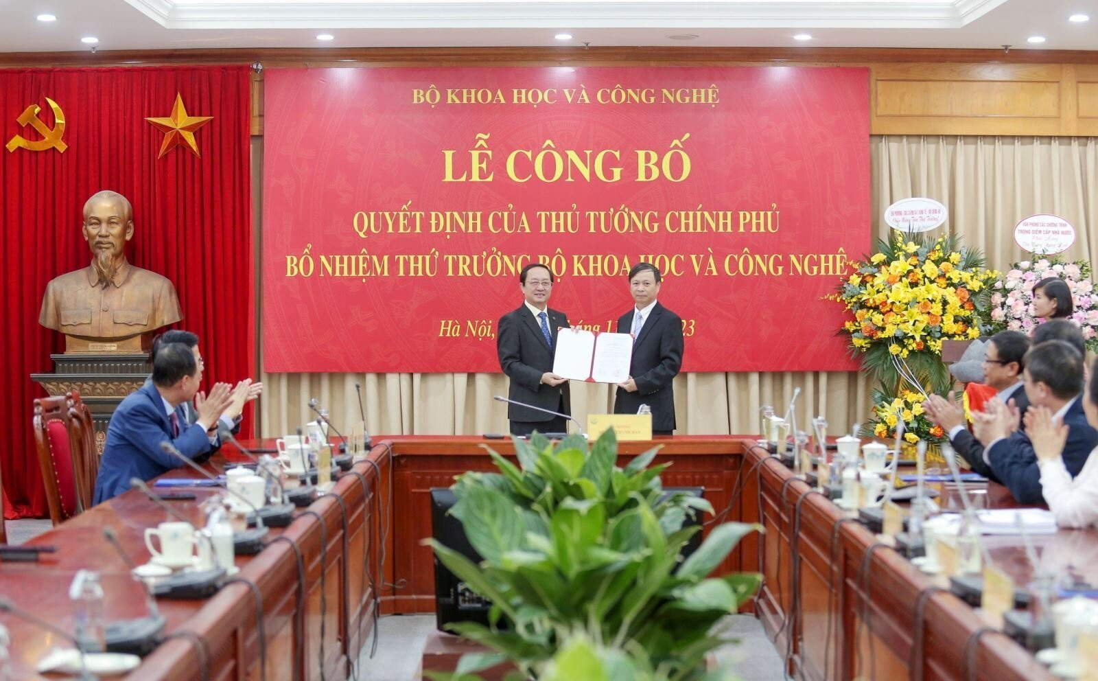 Thừa ủy quyền của Thủ tướng, Bộ trưởng Khoa học và Công nghệ Huỳnh Thành Đạt trao quyết định bổ nhiệm cho ông Hoàng Minh. (Ảnh: Bộ Khoa học và Công nghệ).