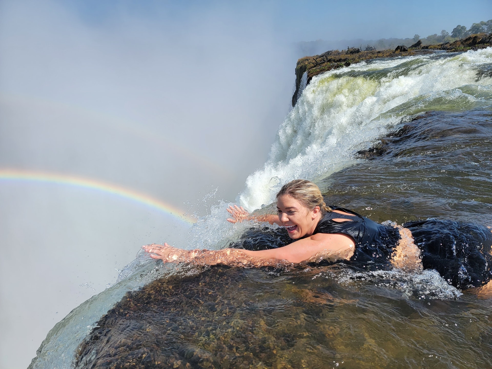 Hồ Quỷ là hồ bơi tự nhiên nằm ở rìa Thác Victoria (Zambia). Nhiều người dũng cảm xuống hồ để có được cảm giác bơi giữa bờ vực hồ và vùng rìa thác. Nhưng một số người phải bỏ mạng khi bị nước cuốn ra khỏi bờ vực hồ. Việc tìm kiếm thi thể ở khu vực cũng cực kỳ khó khăn. Ngoài ra, con đường đến với Hồ Quỷ cũng rất nguy hiểm. Khách du lịch phải di chuyển từ Đảo Livingstone qua sông Zambezi để đến Hồ Quỷ, băng qua khu vực sinh sống của cá sấu, hà mã đói khát. (Ảnh: Hudsonandemily)