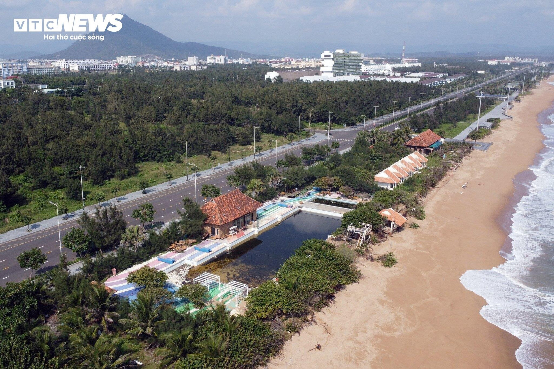 Khu resort này nằm ở vị trí đắc địa, ngay bờ biển, gần tháp Nghinh Phong thu hút nhiều khách du lịch ghé thăm.