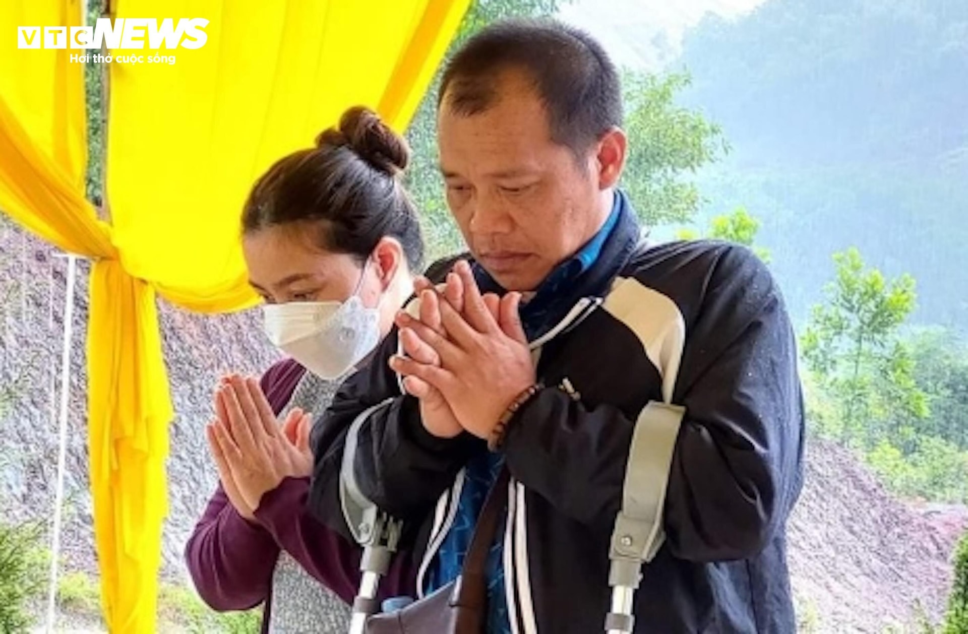 Lê Minh Quang và Cao Thị Thu Bích tại thời điểm đưa tro cốt của cháu N.L.M.Q (3 tuổi) ra TP Huế và giao cho gia đình cháu lo hậu sự. (Ảnh: D.Q.T)