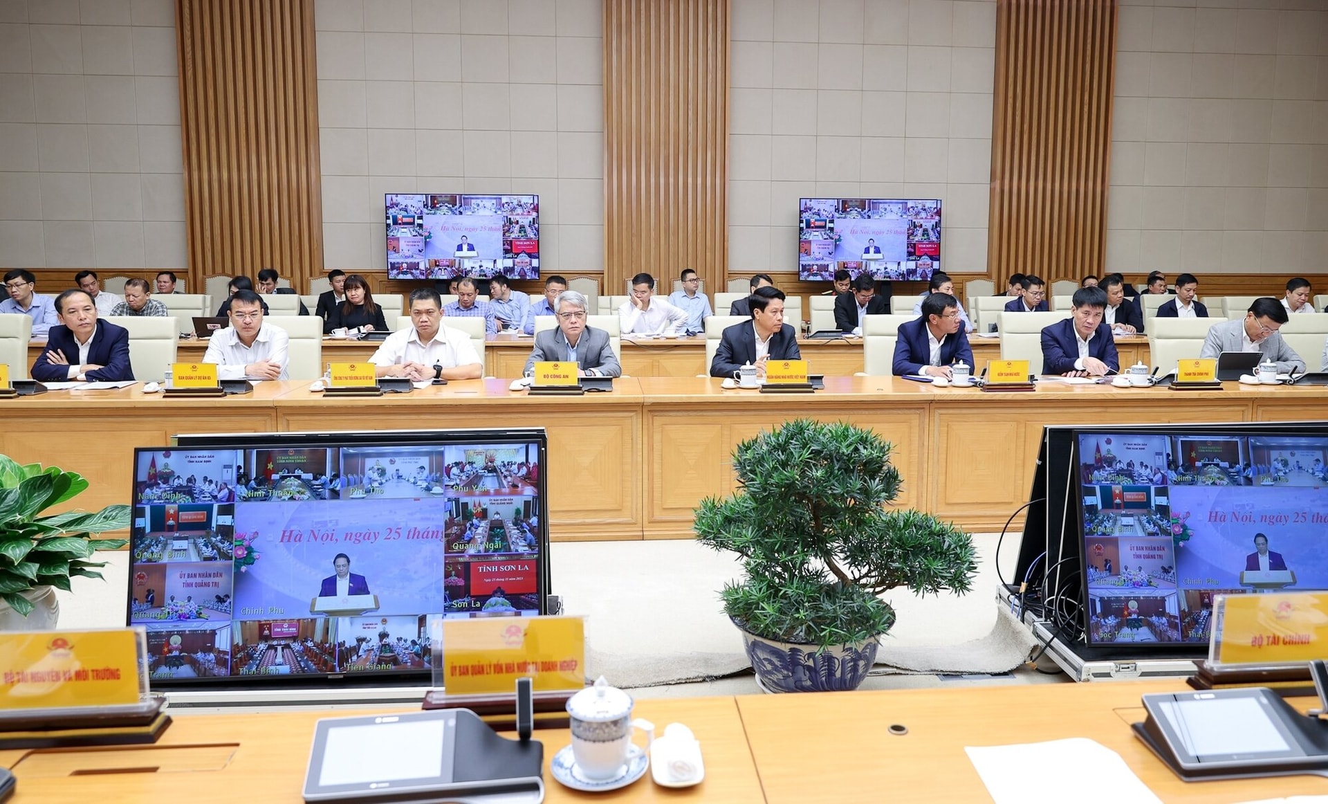 Phiên họp được tổ chức trực tiếp kết hợp trực tuyến giữa đầu cầu trụ sở Chính phủ với các tỉnh, thành phố có công trình, dự án quan trọng quốc gia, trọng điểm ngành Giao thông Vận tải.  (Ảnh: VGP/Nhật Bắc).