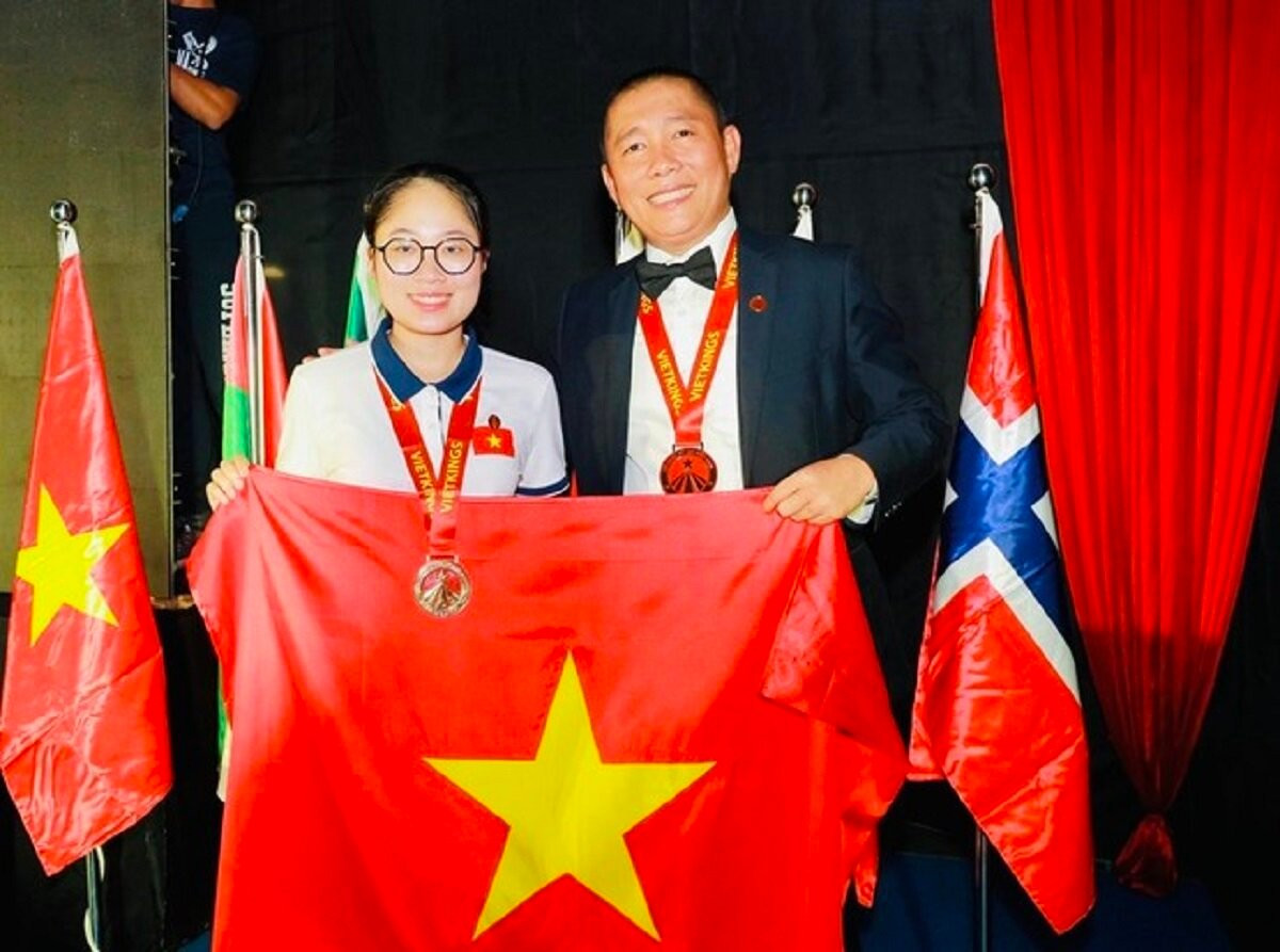 Đặng Ngọc Phương Trinh (bên phải) và tấm huy chương vàng tại cuộc thi Siêu trí nhớ thế giới 2023