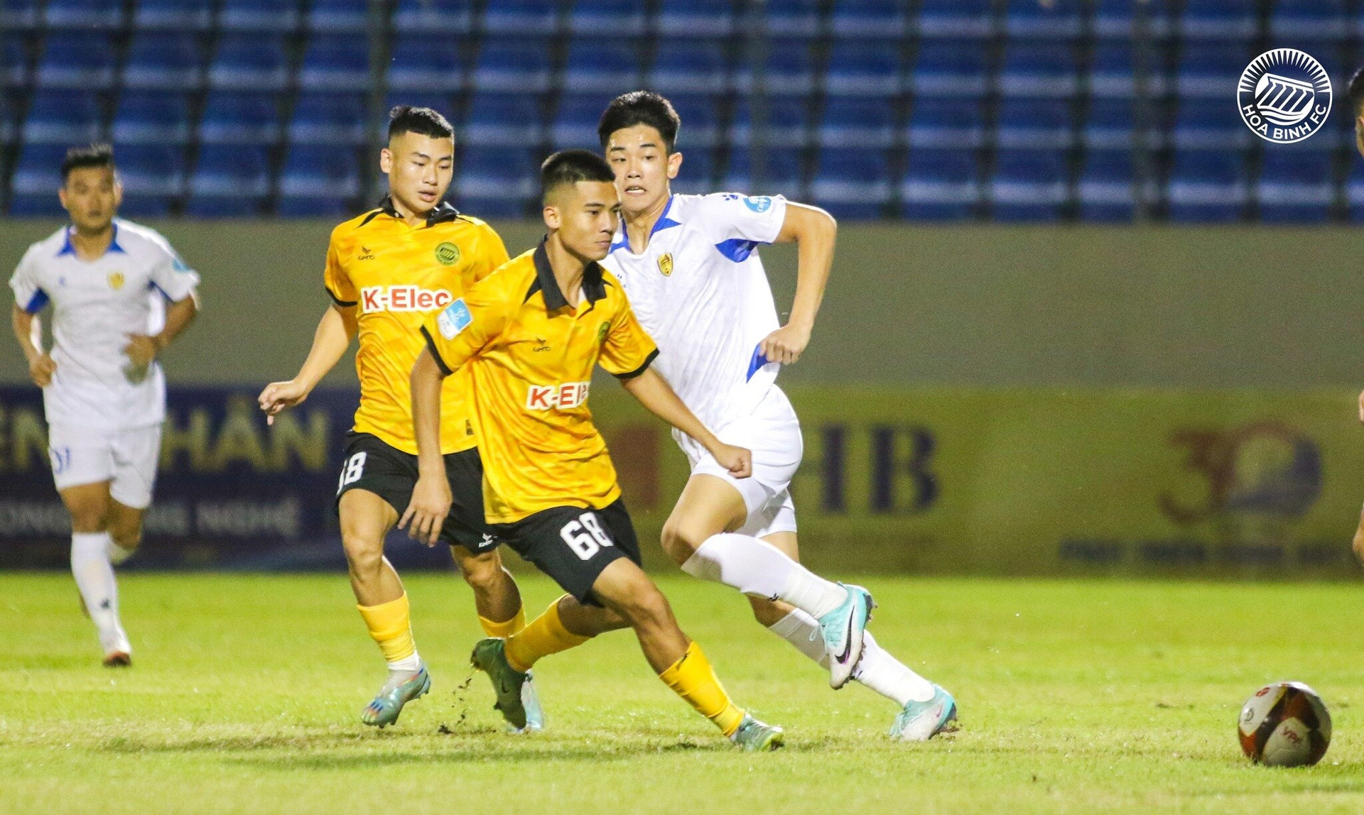 Nguyễn Đình Bắc thi đấu ấn tượng trước đội bóng khi trở về từ đội tuyển Việt Nam. (Ảnh: CLB Hòa Bình)