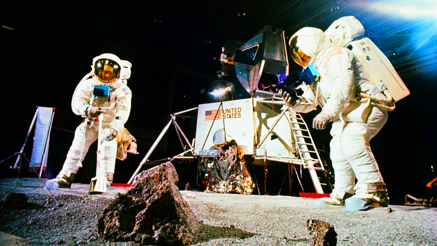 Các phi hành gia tương lai có thể khai thác nước có sẵn ngay trên Mặt Trăng, dùng làm nhiên liệu đẩy tên lửa và hỗ trợ sự sống. (Ảnh: NASA)