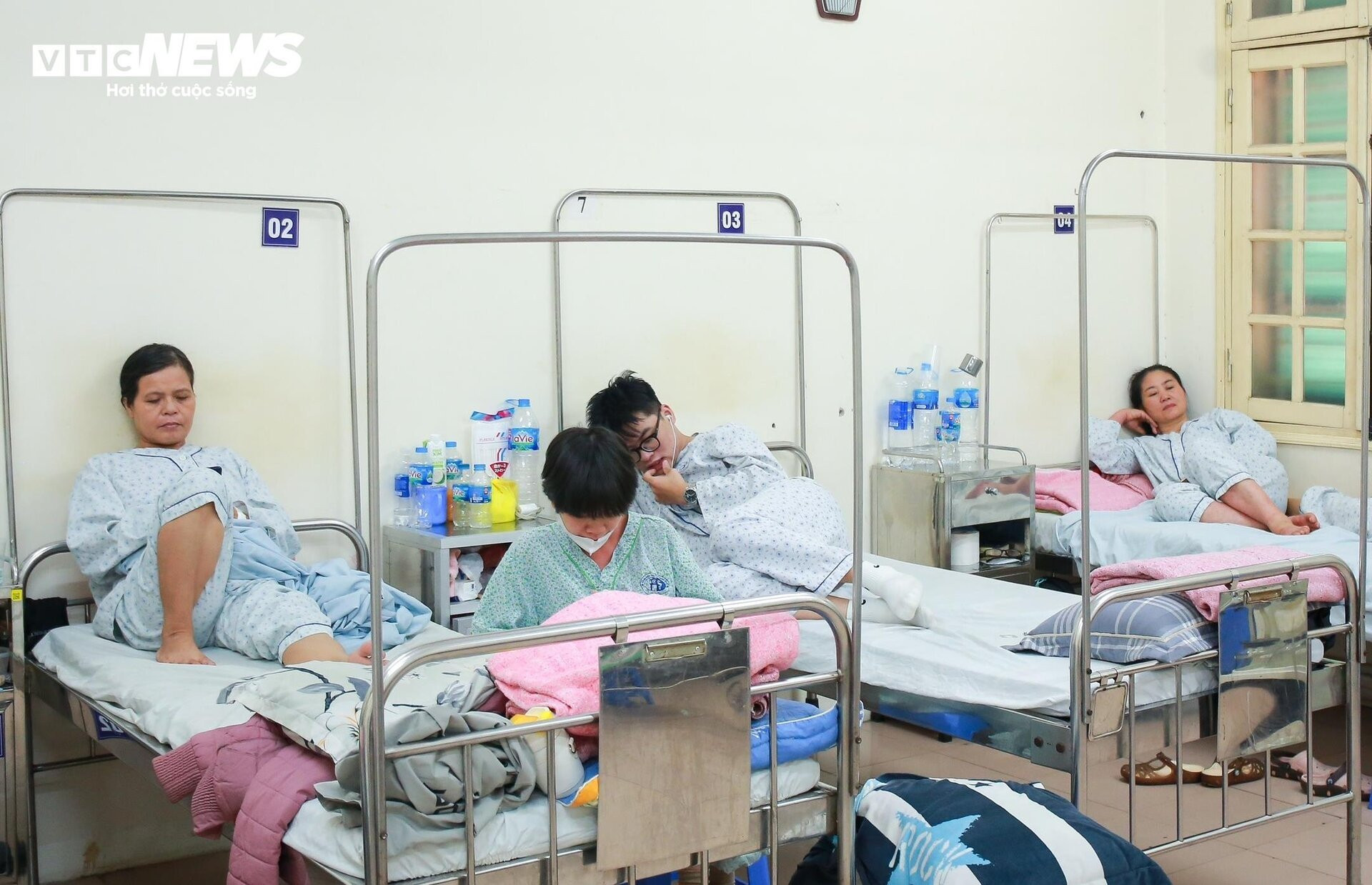 Bệnh viện kín giường vì sốt xuất huyết - 3