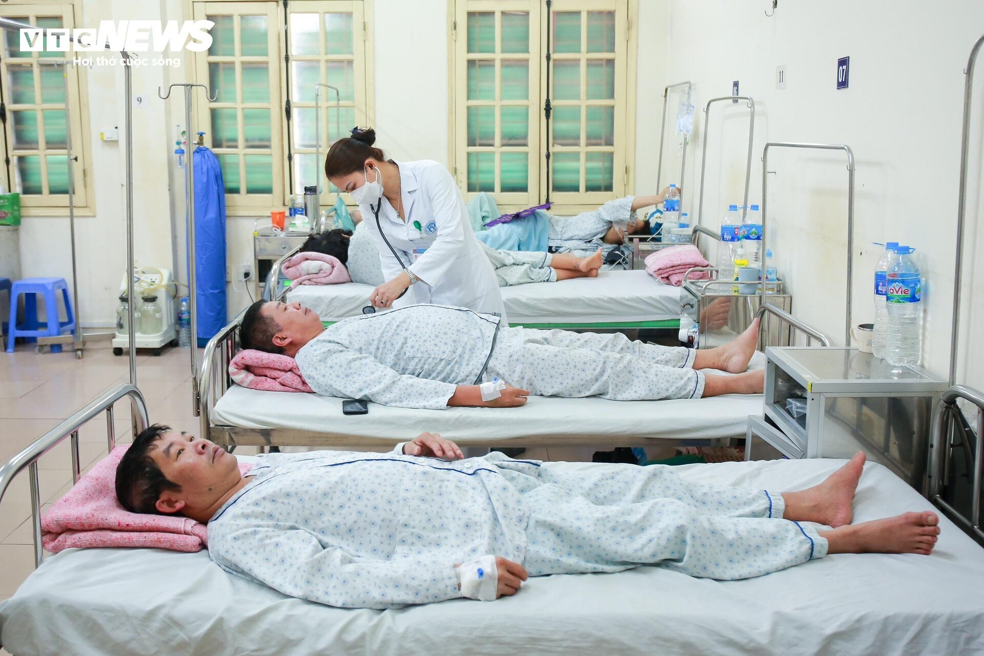 Bệnh viện kín giường vì sốt xuất huyết - 2