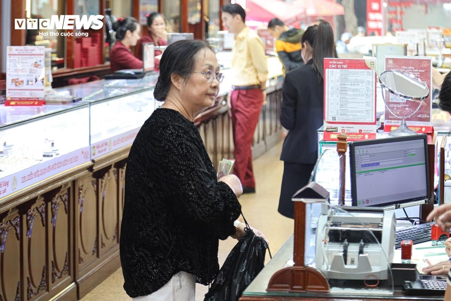 Nhiều người tranh thủ bán vàng tích trữ trong ngày giá cao kỷ lục. (Ảnh: Minh Đức)