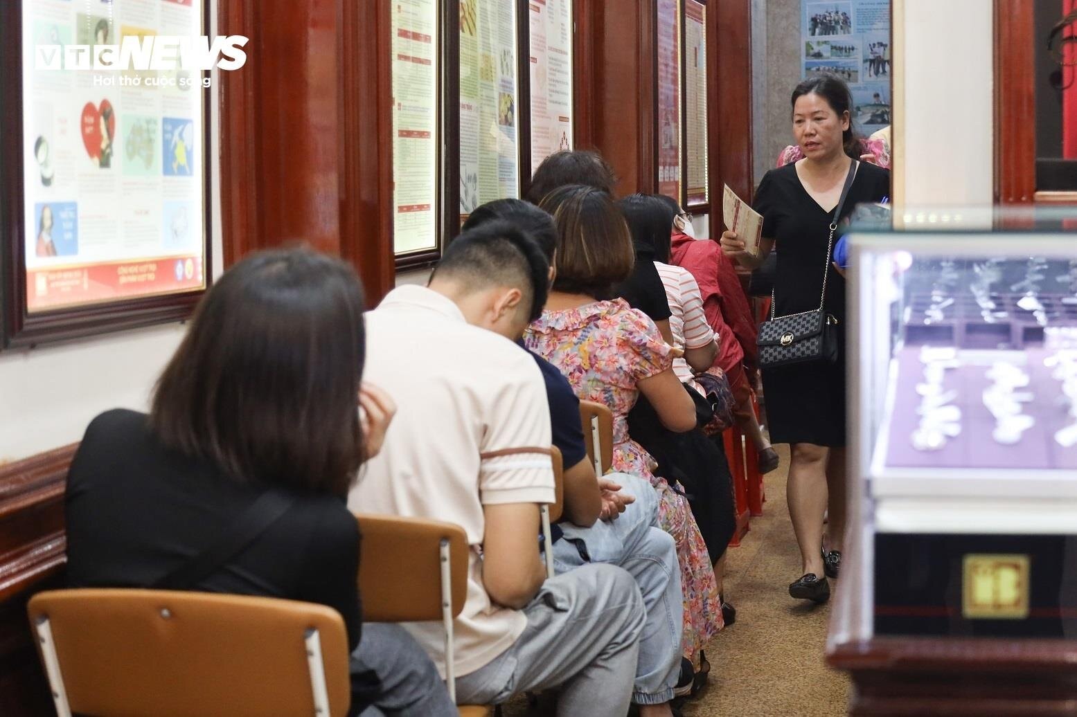 Khách xếp hàng chờ đến lượt giao dịch vàng tại cửa hàng Bảo tín Minh Châu cơ sở Trần Nhân Tông. (Ảnh: Minh Đức)