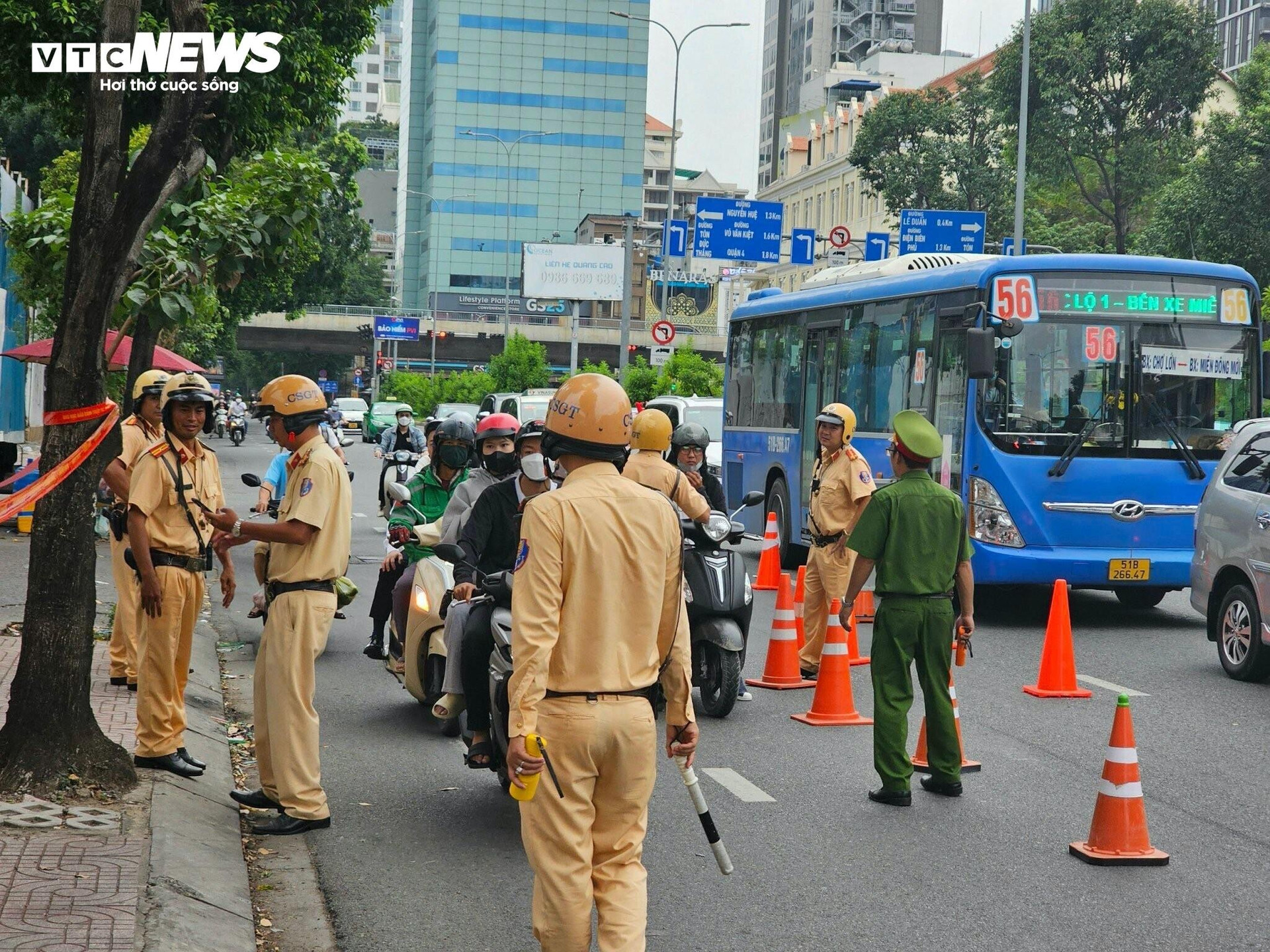 Đội CSGT Bàn Cờ lập chốt kiểm tra nồng độ cồn với các tài xế xe máy, ô tô trên đường Nguyễn Hữu Cảnh (quận 1).