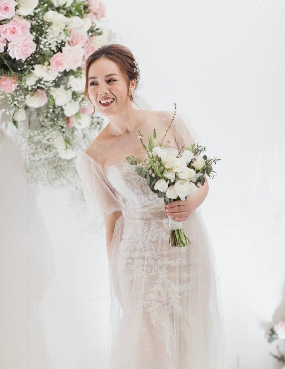 Bà xã NSND Công Lý rạng ngời trong đám cưới.