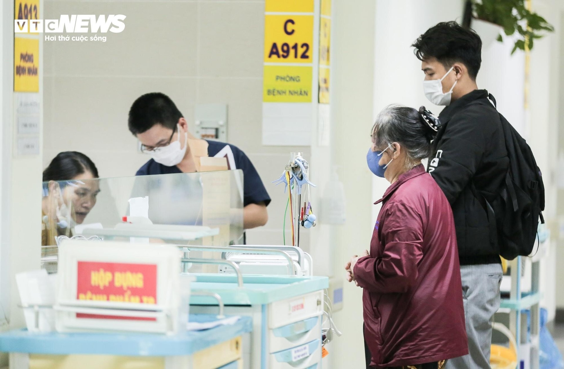 Từ 3/12, loạt chính sách mới về bảo hiểm y tế có hiệu lực, trong đó nâng mức hưởng cho người tham gia bảo hiểm y tế đi khám chữa bệnh từ 80% lên 100%. (Ảnh: Ngô Nhung)