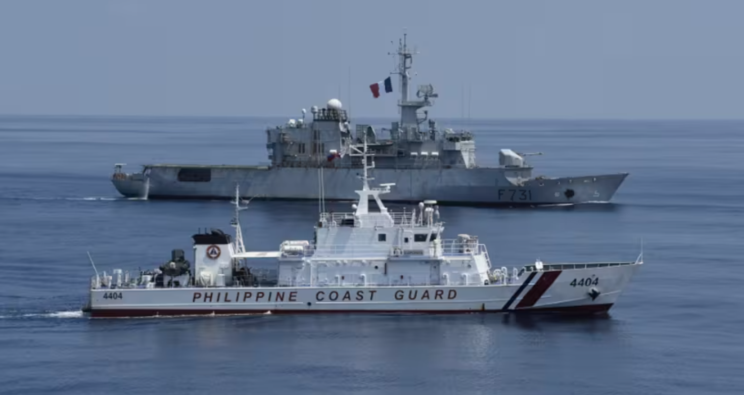 Tàu khu trục giám sát Prairial của Hải qhân Pháp và tàu tuần tra BRP Capones của Philippines.