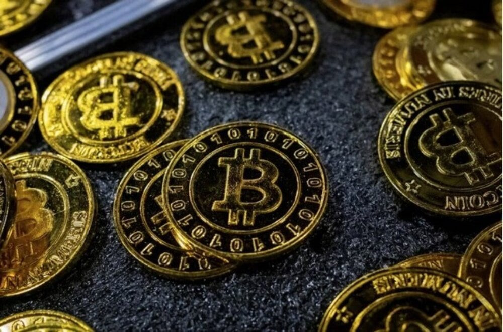 Giá bitcoin hồi phục mạnh trong tháng cuối năm. (Ảnh: Reuters).