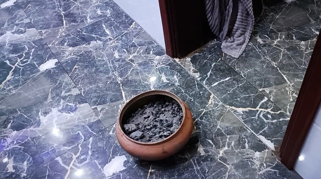 Nồi than được gia đình chị Tuyền đốt để sưởi ấm. (Ảnh: Công an cung cấp)