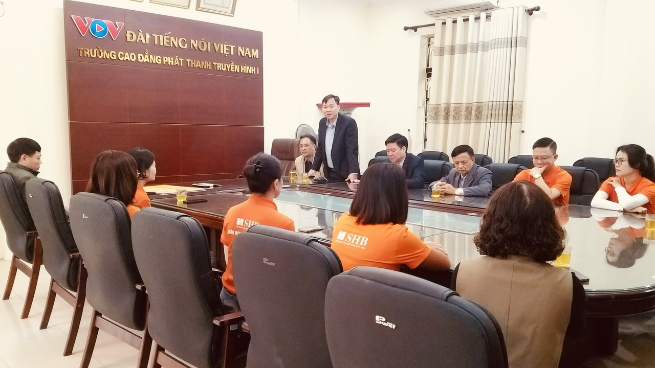Thầy Nguyễn Văn Hùng trao đổi với các nhà hảo tâm về hoạt động tri ân hàng năm của nhà trường.