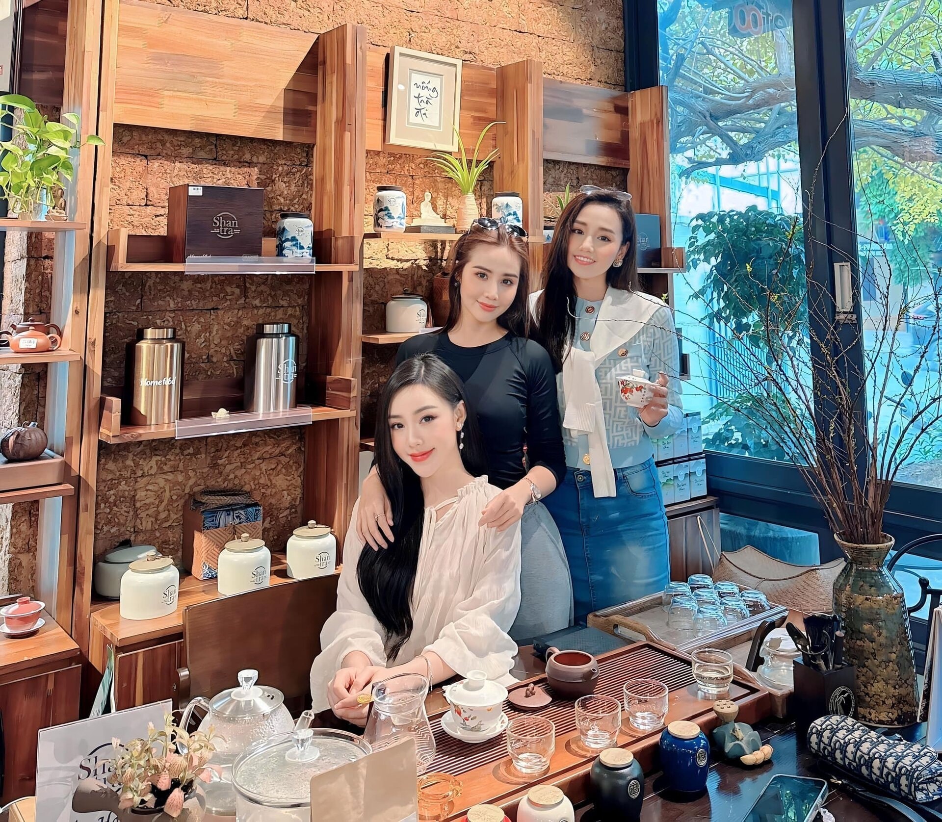 Sao Việt 5/12: Vừa khen vợ chụp hình có tâm, Trấn Thành đã bị đòi quà - 13