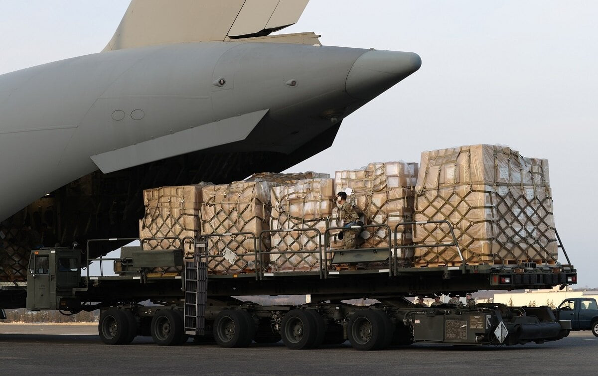 Không quân Mỹ chuyển thiết bị quân sự viện trợ cho Ukraine vào tháng 3/2022. (Ảnh: Getty Images)