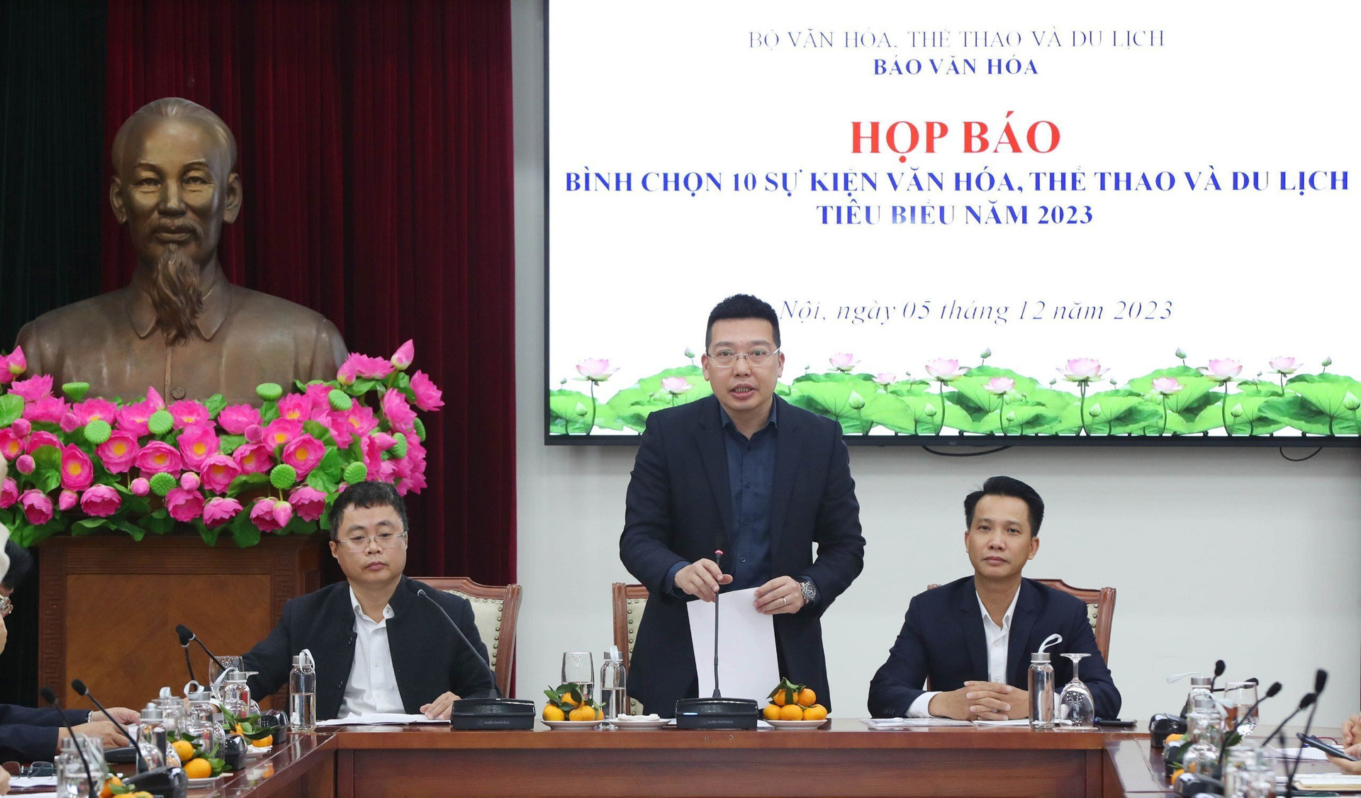Ông Nguyễn Anh Vũ, Tổng biên tập Báo Văn hóa, Trưởng Ban tổ chức phát biểu tại buổi họp báo.